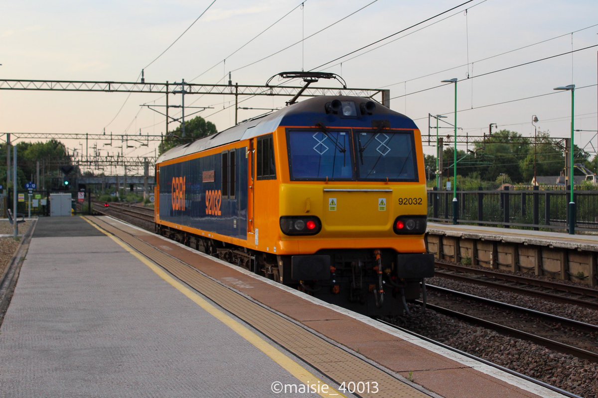 maisie_40013's tweet image. 93001 passing Northampton working 0Q54 Stafford - Wembley H.S.
92032 “ImechE Railway Division” working 0M92 Dllands Moor Sidings - Crewe IEMD. 11/06/2025 #class93 #railoperationsgroup #class92 #GBRf