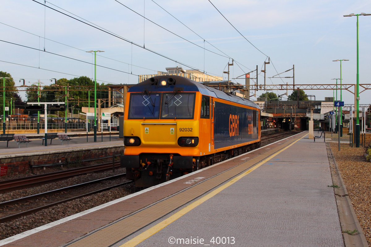 maisie_40013's tweet image. 93001 passing Northampton working 0Q54 Stafford - Wembley H.S.
92032 “ImechE Railway Division” working 0M92 Dllands Moor Sidings - Crewe IEMD. 11/06/2025 #class93 #railoperationsgroup #class92 #GBRf
