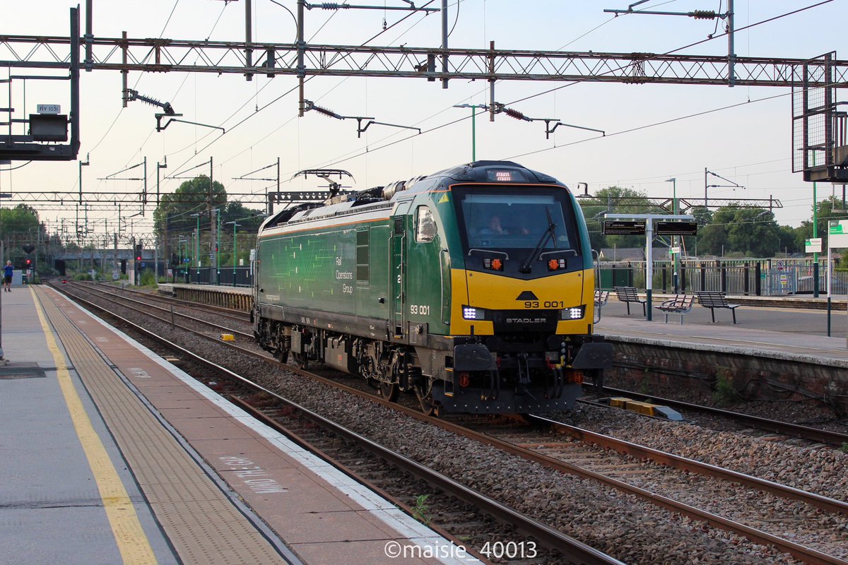 maisie_40013's tweet image. 93001 passing Northampton working 0Q54 Stafford - Wembley H.S.
92032 “ImechE Railway Division” working 0M92 Dllands Moor Sidings - Crewe IEMD. 11/06/2025 #class93 #railoperationsgroup #class92 #GBRf