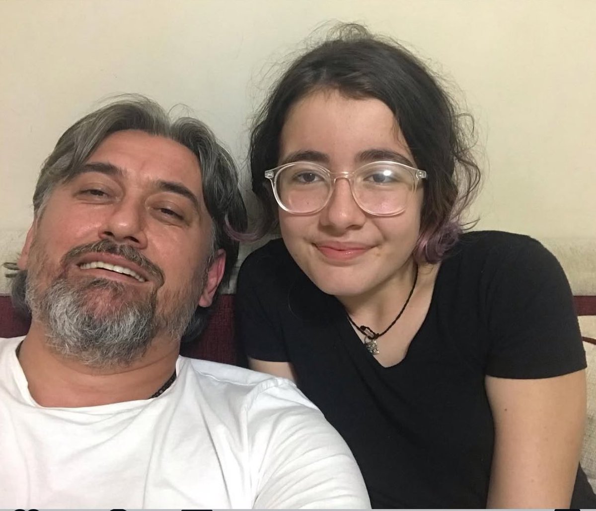 alpkilincx's tweet photo. İki hafta boyunca avukatlarımız dosyaya, dosyanın içeriğine ulaşmaya çalıştıkça bu taleplerimiz; soruşturmanın devam ettiği, dosyanın herhangi bir mahkemeye gönderilmediği söylenerek geri çevrildi. Bize böyle söylenmesine rağmen 30 Mayıs cuma günü bana ve eşime duruşma tebligatı ulaştı. Bu tebligatla iki darbe daha aldık. Birincisi; tutuklanan ve şoför olduğu iddia edilen şahsın "devlet memuru" olduğu gerekçesiyle tutuklandıktan sadece 48 saat sonra salıverildiğini öğrendik. İkincisi ise; duruşma 23 Eylül'e verilmiş yani Işıl'ımın doğum gününe....