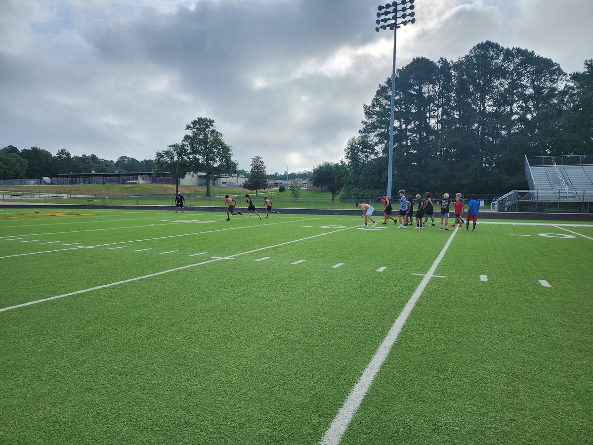 HeathClawson's tweet photo. @TheVilleEagles is competing today on #Winsday!! Competition brings out the best! #WEmentality #TheVilleEagl25 @WoodvilleFball https://t.co/eWlOSnLbaD