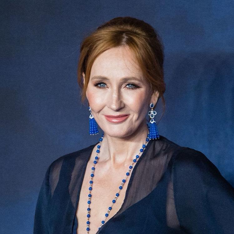 🇬🇧 | ATENCIÓN — J.K. Rowling enciende las redes con una nueva declaración: “La magia y las mujeres con pene no existen. Pero si quieres probar lo contrario, salta de un techo con una escoba”.