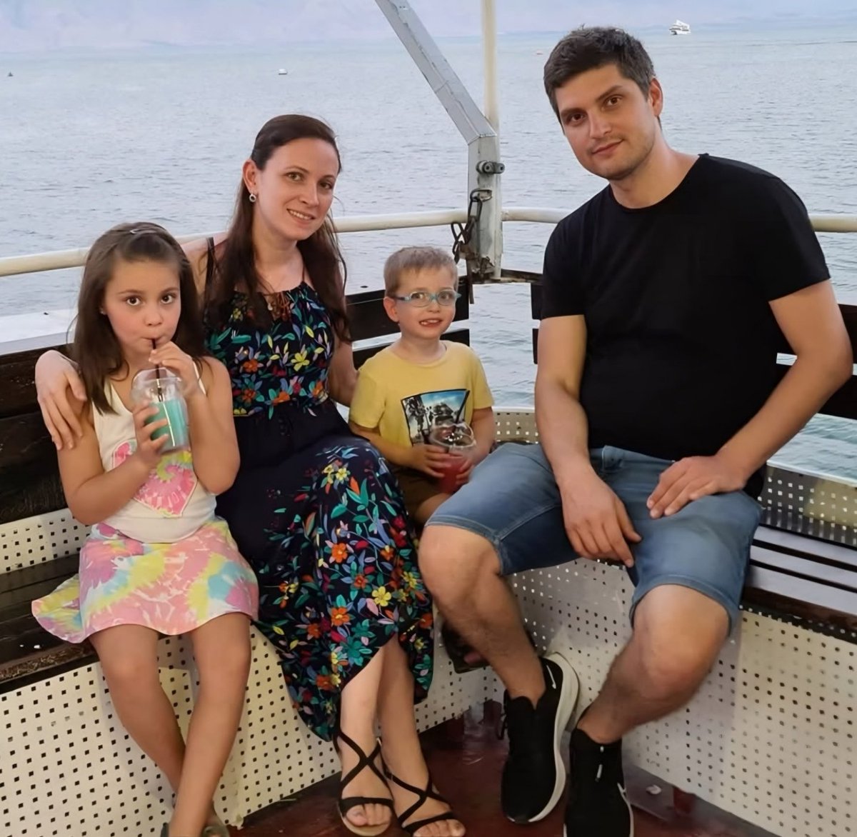 Dina, Yevgeny, Alin ve Eitan.
Hamas teröristleri tarafından soğukkanlılıkla öldürüldüler.

Cehennem asla yeterli olmayacak.
7/10