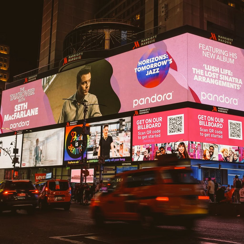Set_Macfarlane_'s tweet image. ✨Seth MacFarlane is literally larger than life in Times Square.The voice. The charm. The suit. The Sinatra soul.
@pandora knew what they were doing with this billboard.
“Lush Life: The Lost Sinatra Arrangements” is pure gold. Go listen. 🎙🎶
#SethMacFarlane #TimesSquare #Pandora