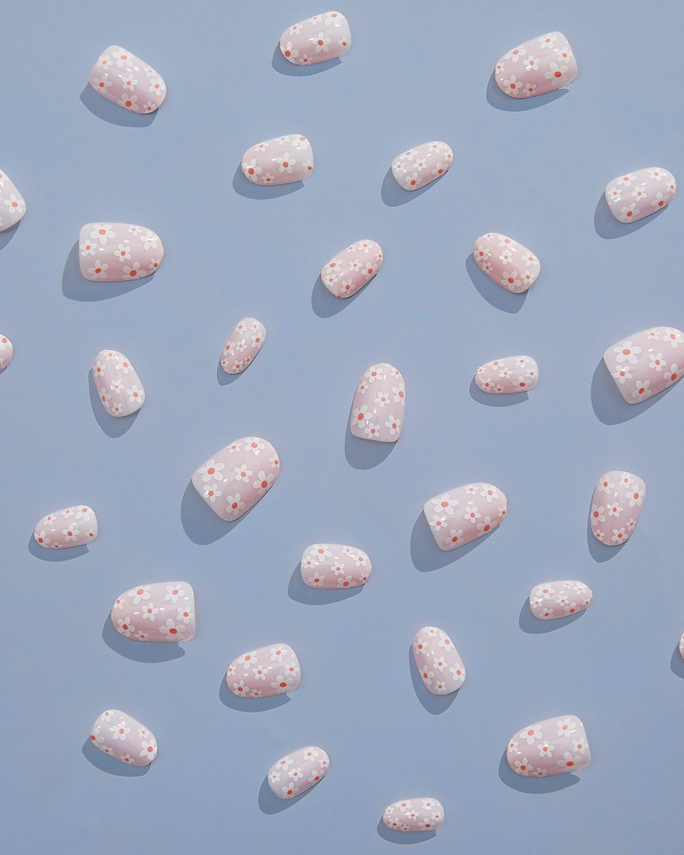 KissProducts's tweet image. Today’s forecast is clear skies and press-on vibes ☀️💅
Shop ‘Luminary’ at kissusa.com.
#KISSNails #KISSProducts #Summernails #Pressonnails