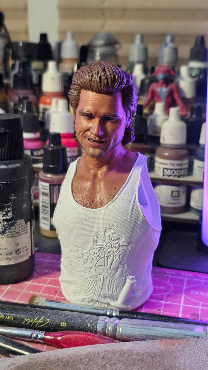 I must ask what detergent Kurt Russell uses for those crisp whites 😂

#resinprinting #kurtrussell #painting