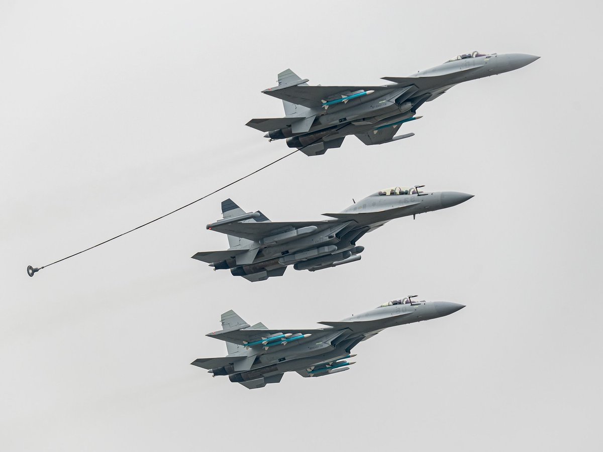 自衛隊機に接近した中国海軍のJ-15艦上戦闘機。 中国の空母(遼寧、山東