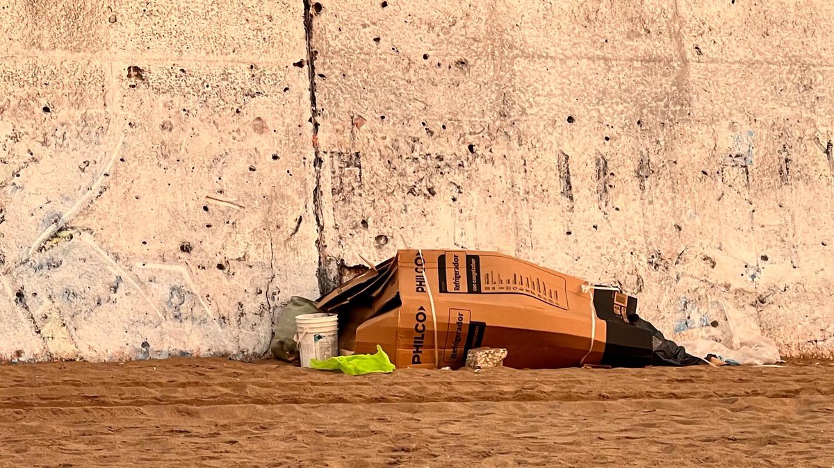 En Mar del Plata hay personas que duermen a la intemperie, en pleno invierno.

El Municipio las violenta: les quita los colchones, las obliga a “circular” y, en el peor de los casos, las criminaliza.

Hace un año presentamos un proyecto para garantizar abrigo, alimento y