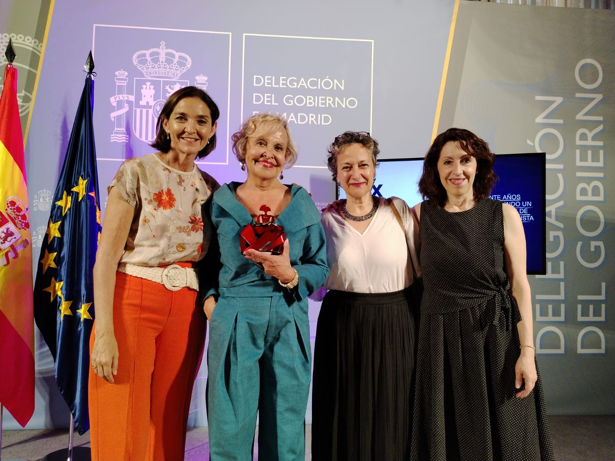 <a href="/DGobiernoMadrid/">Delegación del Gobierno en Madrid 🏛️</a> ha entregado las "Medallas a la Promoción de los Valores de Igualdad"; entre otras estaba Elvira Cortajarena, que mientras era diputada del PSOE fue la primera hace 18 años en recibirnos, escucharnos y animarnos a ser asociación. 
<a href="/AsociacionMSPE/">Asociación Madres Solteras por Elección</a>