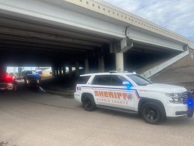 HCSO_NPD's tweet image. This week, our @HCSOTexas Homeless Outreach Team partnered with @TxDOT for a cleanup under I-10 East at Sheldon Rd and along I-10 East at Freeport St.
Thank you, TxDOT, for your continued support and partnership! 💪🏽🧹 #CommunityEffort #HarrisCounty