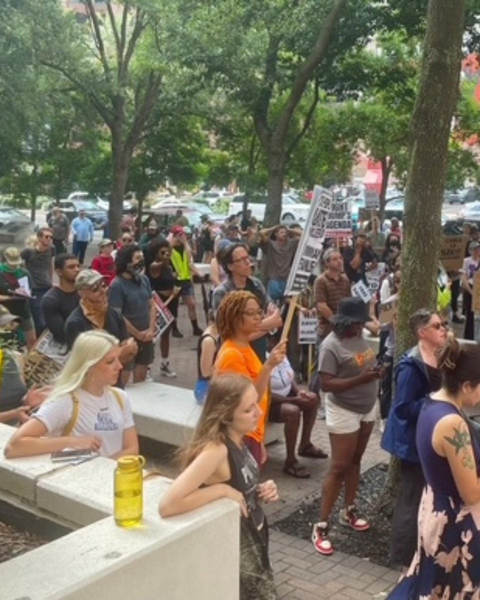 STEPPING UP FOR OUR IMMIGRANT COMMUNITIES ⛔🧊

On Monday, SULA stood with community and labor allies outside the NO Federal Building to demand an end to violent ICE raids and an immediate release of SEIU California President David Huerta.

#workerjustice #immigrationjustice