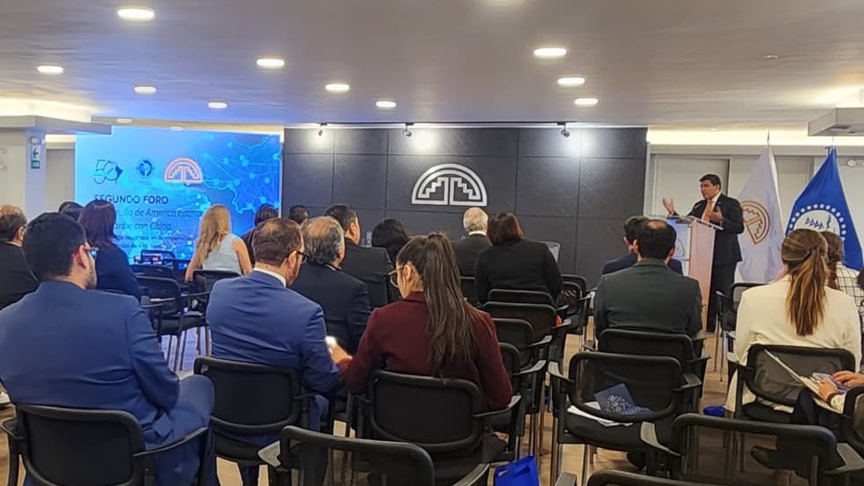 SELAInforma's tweet photo. 🔴 #AHORA I El #SELA, la @ComunidadAndina y el Instituto de Estudios Latinoamericanos (#ILAS) de la Academia China de Ciencias Sociales (#CASS), concluyeron exitosamente el “II Foro de Desarrollo de América Latina y el Caribe con China” 🌎🤝🇨🇳
🔷 Durante su intervención en el acto de clausura, el Secretario Permanente del #SELA, Embajador @ClaremsEndara, destacó que “nuestra misión en este segundo foro se ha cumplido de una forma óptima”.
🗣️ Además, agradeció las participación e intercambio brindado entre las autoridades presentes. “Su participación permite construir esto: ideas de políticas públicas que faciliten la toma de decisiones de nuestros Estados, y que podamos aprovechar esta gran relación que tenemos con China”, puntualizó.
🔶 Por su parte, el Secretario General de la @ComunidadAndina, Embajador @GutierrezReinel, enfatizó que “si trabajamos juntos desde nuestras perspectivas, vamos a poder lograr una relación con China, resiliente y orientada al bienestar de nuestros pueblos".
📌 Asimismo, Zhang Yong, Miembro Senior del Instituto de Estudios Latinoamericanos (#ILAS) de la #CASS, agradeció las gestiones del #SELA y la #CAN para que se llevara este espacio de intercambio de conocimientos. “Es un camino muy largo, pero empezamos con un primer paso muy práctico. Tenemos las ideas, pero debemos establecer un mecanismo o institución más completa para establecer y compartir nuestros conocimientos”. concluyó Yong.
📍 Con la participación de más de 20 panelistas expertos, el II Foro de Desarrollo de América Latina y el Caribe con China abordó temas como el Intercambio y apreciación mutua de experiencias de modernización; la Facilitación del comercio y la inversión; la Cooperación a la inversión en industrias tradicionales y emergentes; la Cooperación en la gobernanza mundial; el Sector Servicios para el Desarrollo Económico y el Fortalecimiento de la Integración entre América Latina, el Caribe y China.
▶️ La segunda edición del foro retomó el impulso del primer encuentro celebrado en Beijing en 2024, que sentó las bases de una nueva arquitectura de colaboración entre América Latina y el Caribe (ALC) y China
🌎 El “II Foro de Desarrollo de América Latina y el Caribe con China” forma parte del Plan de Trabajo 2022 – 2026 del SELA, específicamente en el programa para la Integración Económica, orientado a construir una agenda común regional entre bloques de integración para el desarrollo de políticas económicas que contribuyan al crecimiento de América Latina y el Caribe.
📌 Con este foro, el SELA reafirma su compromiso con la construcción de una plataforma institucional permanente entre #ALC y China, que permita alinear visiones estratégicas, coordinar políticas y establecer sinergias ante los desafíos globales, en favor de una región más integrada, resiliente y sostenible.
🔴 ¡Mira aquí la grabación del II Foro de Desarrollo de América Latina y el Caribe con China”! ⬇️
https://t.co/3nkUxnmXuc
🔷#MásyMejorIntegración 🫂@ComunidadAndina @CancilleriaCol🇨🇴 @MFA_China 🇨🇳 @CancilleriaPeru🇵🇪@CancilleriaUy🇺🇾 @CancilleriaCol🇨🇴@CancilleriaHN🇭🇳 @CubaMINREX🇨🇺 @SRE_mx🇲🇽@CancilleriaVE🇻🇪 @MRE_Bolivia🇧🇴 @ColombiaEmbVzla🇨🇴 @EmbBarVen🇧🇧 @EmbHN_Venezuela🇭🇳@CancilleriaEc🇪🇨@CancilleriaPma🇵🇦 @Cancilleria_Ar 🇦🇷 @cancilleriasv 🇸🇻 @CancilleriaP @MinRexNicaragua🇳🇮@Minrel_Chile🇨🇱 @MinexGt🇬🇹 @ItamaratyGovbr🇧🇷 @MOFAbahamas 🇧🇸 @MFABelize 🇧🇿 @mfaguyana 🇬🇾 @MAE_Haiti 🇭🇹 @MOFAsur @mfcagovtt @FAOPERU @FAOamericas @FAOAmericasADG @cepal_onu @FAO @ALADI_SG @AgendaCAF @OLADEORG🌎#Sela #SelaInforma #China #Beijing