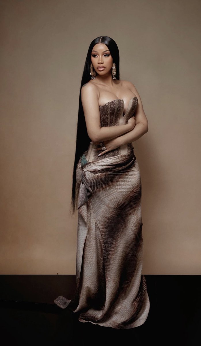 spicebae_'s tweet image. Cardi B&apos;s face card is LETHAL 😍