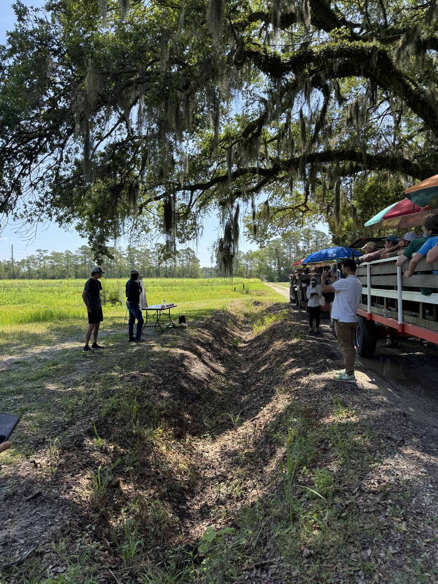 OfficialEbenQ's tweet image. Great and sunny day!!! Had a good time talking about fresh-cut watermelon🍉 quality research studies and connecting with growers and fellow researchers at the  @ClemsonUniv @ClemsonCAFLS Coastal Research and Education Center Field Day