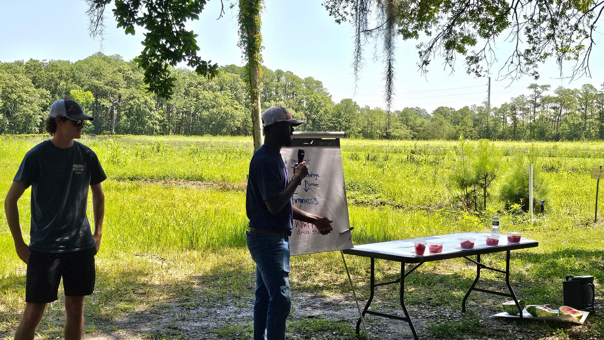 OfficialEbenQ's tweet image. Great and sunny day!!! Had a good time talking about fresh-cut watermelon🍉 quality research studies and connecting with growers and fellow researchers at the  @ClemsonUniv @ClemsonCAFLS Coastal Research and Education Center Field Day