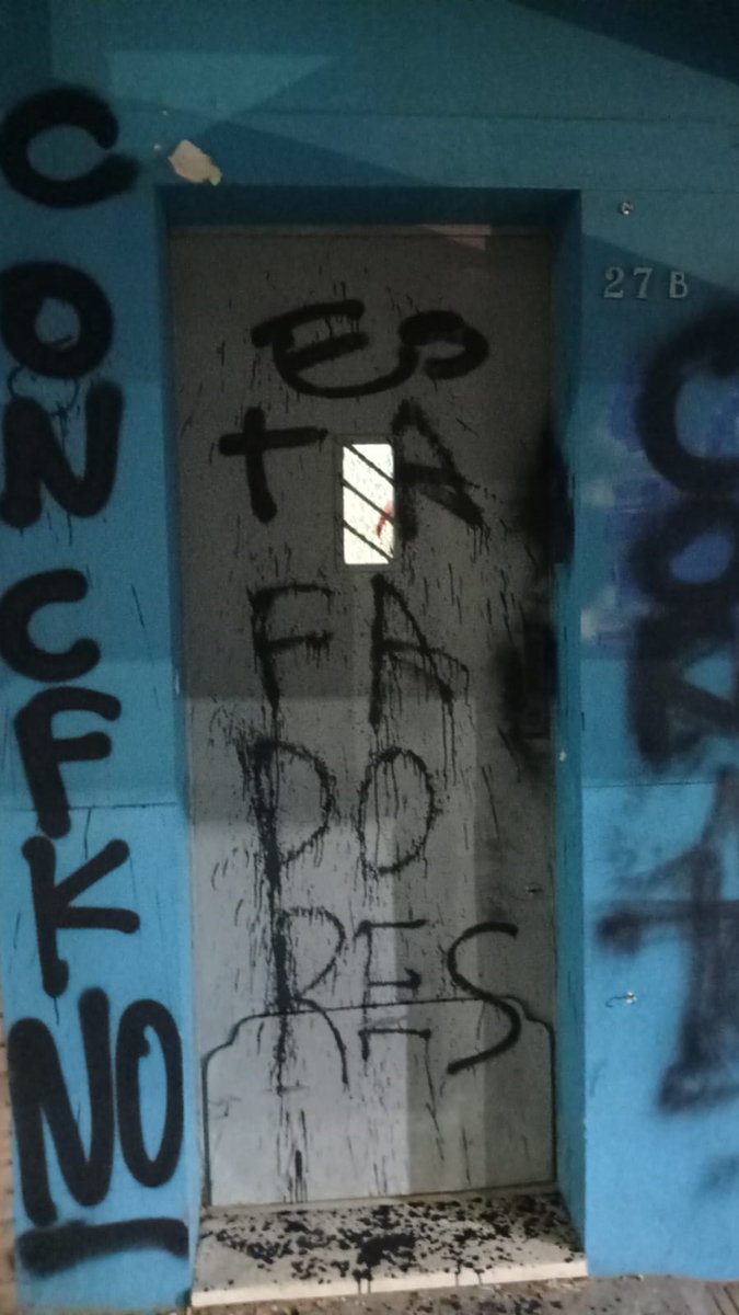 RPildayn's tweet photo. Partidarios K vandalizaron local partidario de La Libertad Avanza en Quilmes https://t.co/1iPZIThctQ a través de @RPildayn https://t.co/JqRGZqPlFE