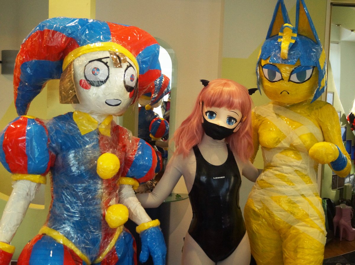 Another pic from 2024. Here's me (right), <a href="/LinDollHappy/">LIN</a> (center) and, actually, the maker of the tape suits on the left, in the Pomni suit. It's a pity I have very little photos from that event