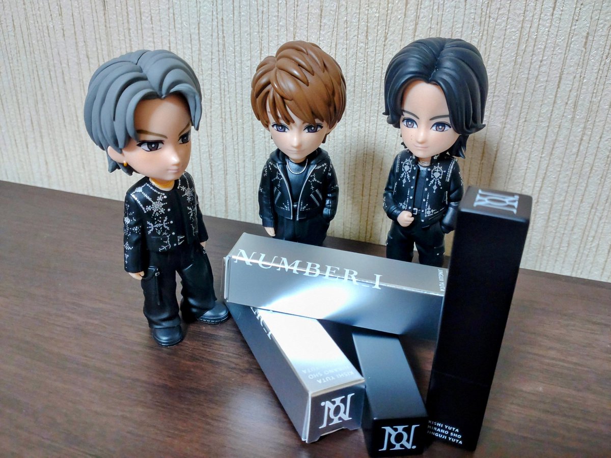 suzu_saku38929's tweet image. ようやくお迎えしました！！
パッケージからスティックまで
細部にわたるロゴが素敵✨
「やっと届いたね」って
一緒に喜んでくれてる🤭
早速朝から使ってまーす💄
(箱から上手に出すの苦手💦)

#iLIP 
#Number_i