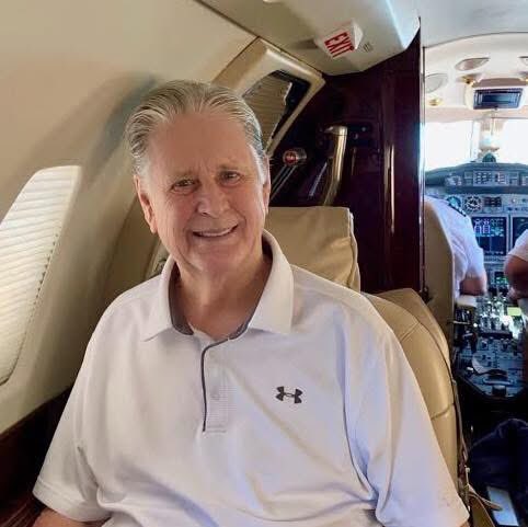 I once shared a long flight sitting next to &amp; chatting with Brian Wilson. The catch: I didn’t know who he was until halfway thru the flight. Before I realized &amp; after he was exactly the same: kind, humble, &amp; curious. 
#BrianWilsonRIP #BeachBoys