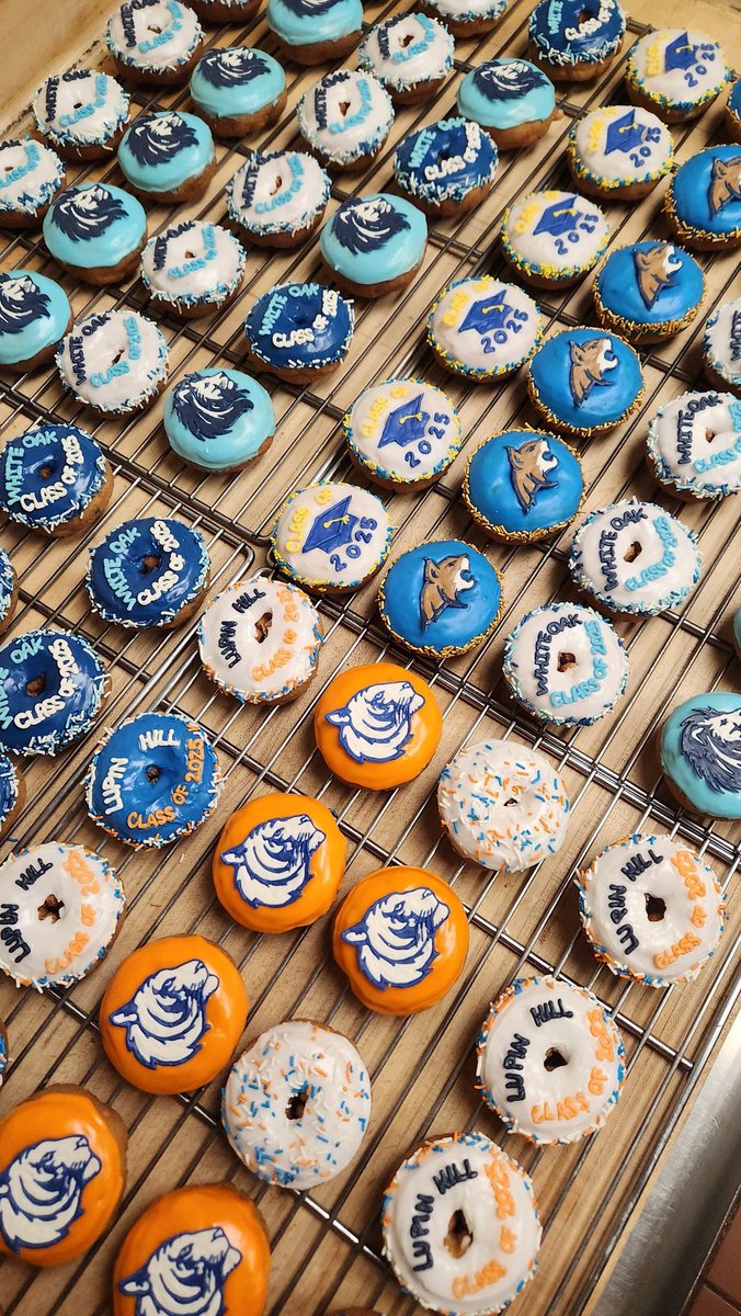 sugarboxdonuts's tweet photo. Congrats #classof2025 🎊🎓✨ https://t.co/7mRp8cSKDM