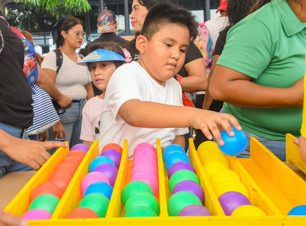 Me dio gusto ver la sonrisa de muchas niñas y niños mientras se divertían en el Centro Histórico de San Salvador, en conmemoración al Día Internacional del Juego.

Para la realización de esta importante actividad, distintas instituciones nos sumamos.

#InternationalDayOfPlay