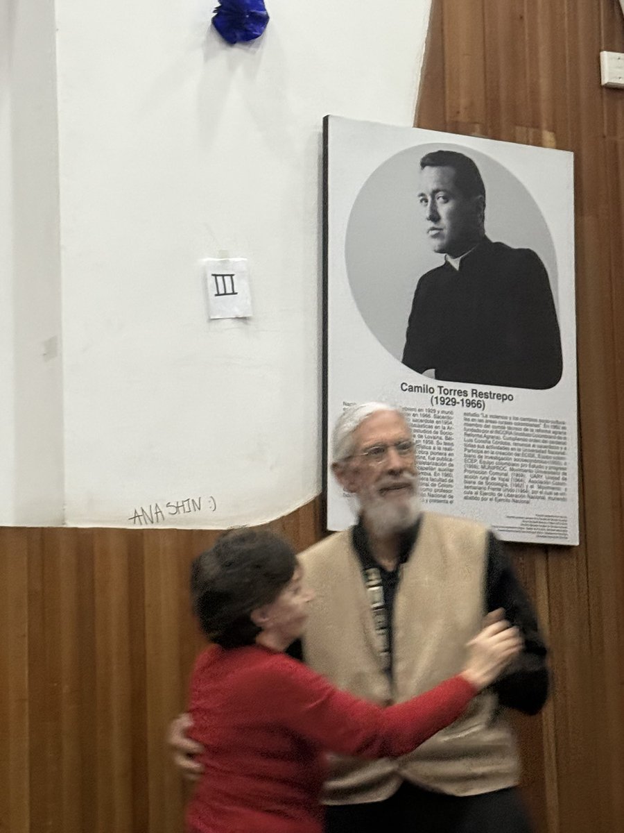 79 años cumple el maestro de la sociopraxis y la IAP, bailando bajo la atenta mirada del  sociólogo y cura guerrillero, en el maravilloso encuentro de <a href="/_CLACSO/">CLACSO</a> en Bogotá. Zorionak Tomás!