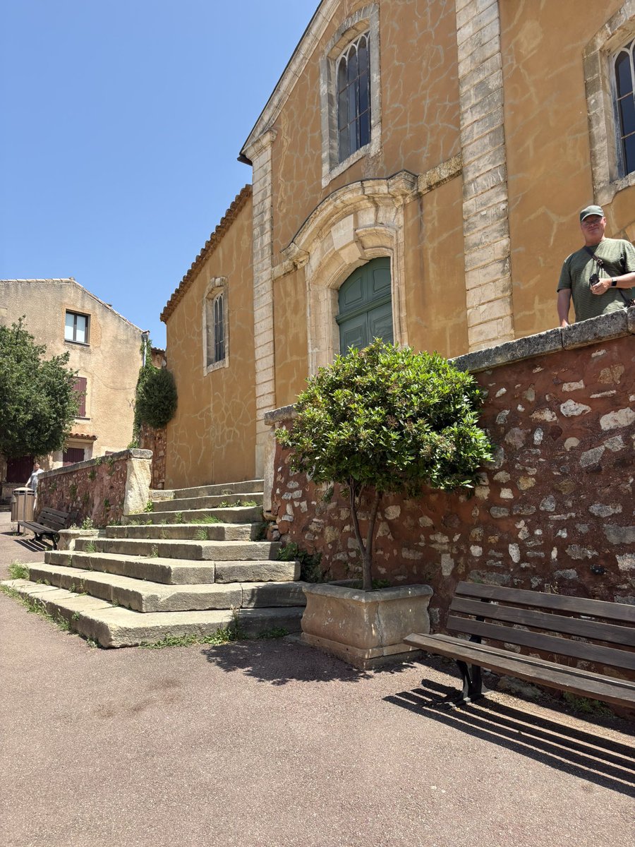 Herrmaennchen's tweet photo. In #Roussilon dreht sich alles um Ocker. #Provence https://t.co/OaI58io4Os