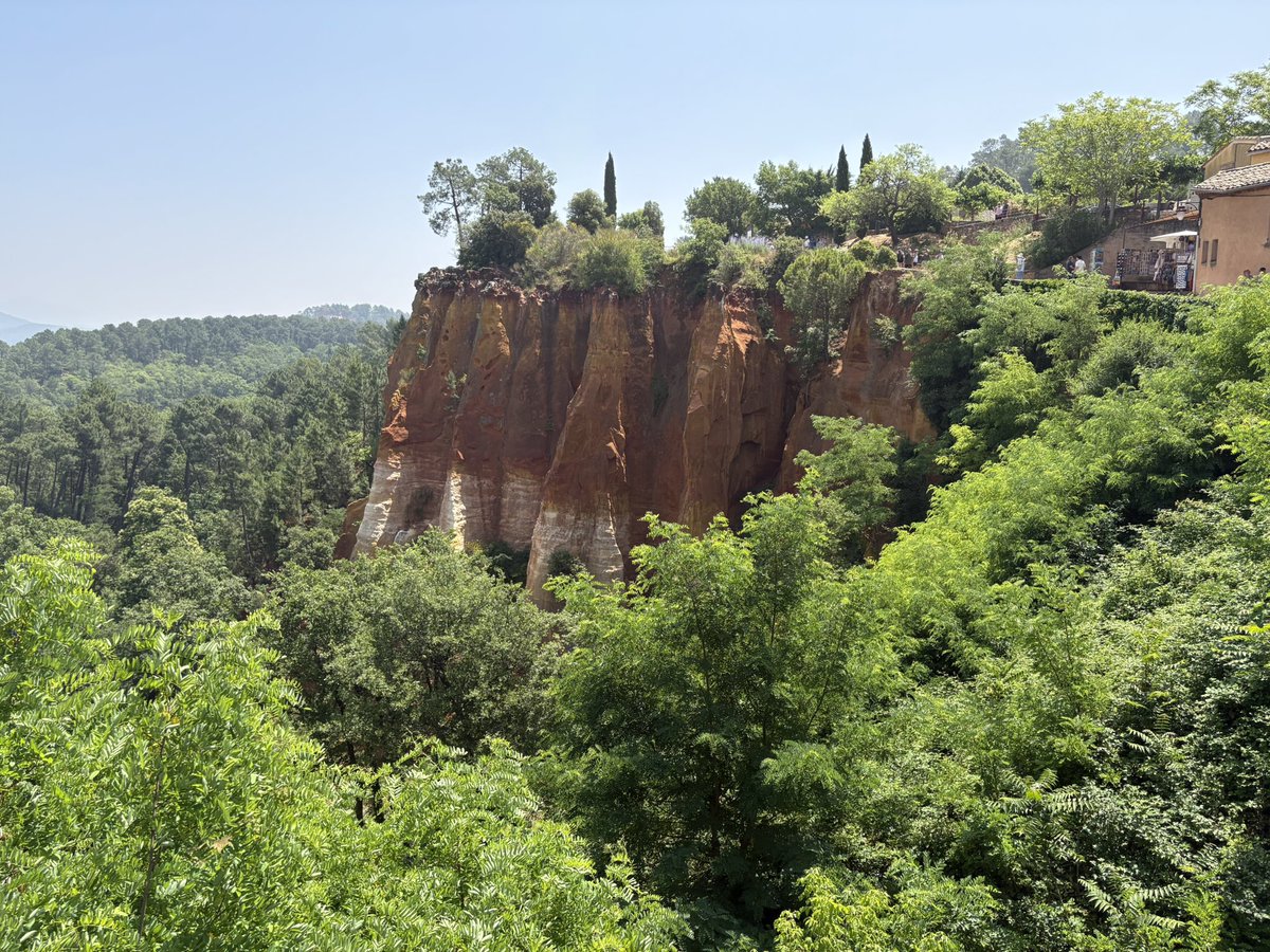 Herrmaennchen's tweet photo. In #Roussilon dreht sich alles um Ocker. #Provence https://t.co/OaI58io4Os