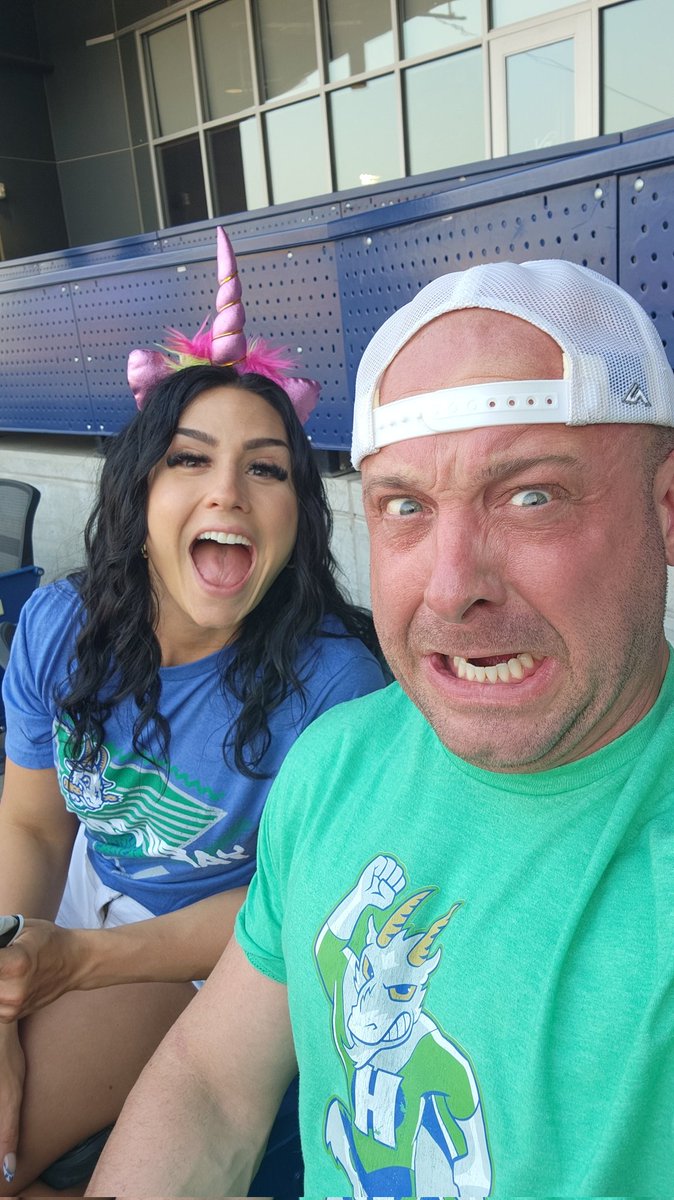 slutter732's tweet photo. #nogoatsnoglory #Hartford #yardgoats https://t.co/WaU0F4vT1N