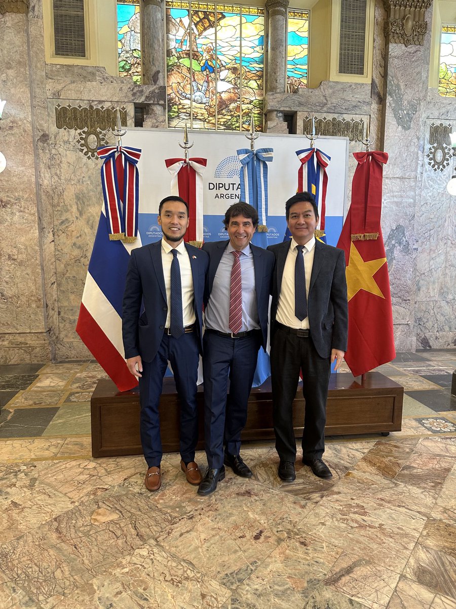 Ayer compartimos un evento con la Dirección de Diplomacia Parlamentaria y el comité de ASEAN en Buenos Aires. En la foto el Consejero Comercial y el Cónsul ambos de la Embajada de Vietnam e incansables trabajadores por la relación Vietnam Argentina. Un placer trabajar con ellos.