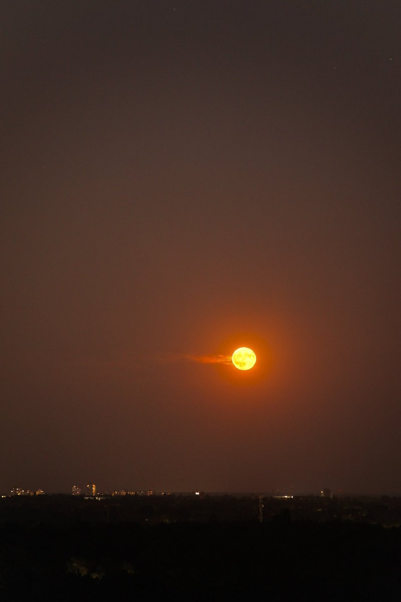 dylan36032's tweet image. Strawberry Moon captured earlier this evening