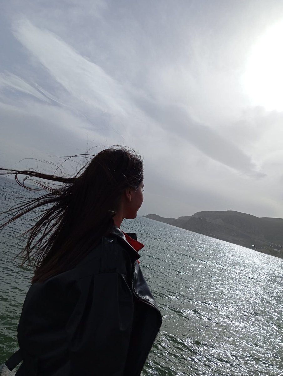 Siyah yada beyaz.Gri yokk