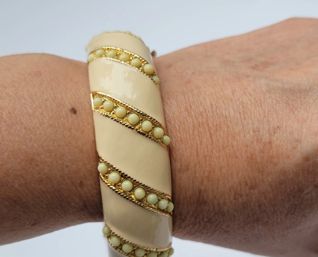 vintageworld202's tweet image. #JCrewJewelry #VintageBracelet #LuciteBangle #PearlBracelet #FauxPearlJewelry #SeedPearlBracelet #1960sJewelry #GoldToneBracelet #VintageFashion #CostumeJewelry #SnapClaspBracelet #LargePearlBangle