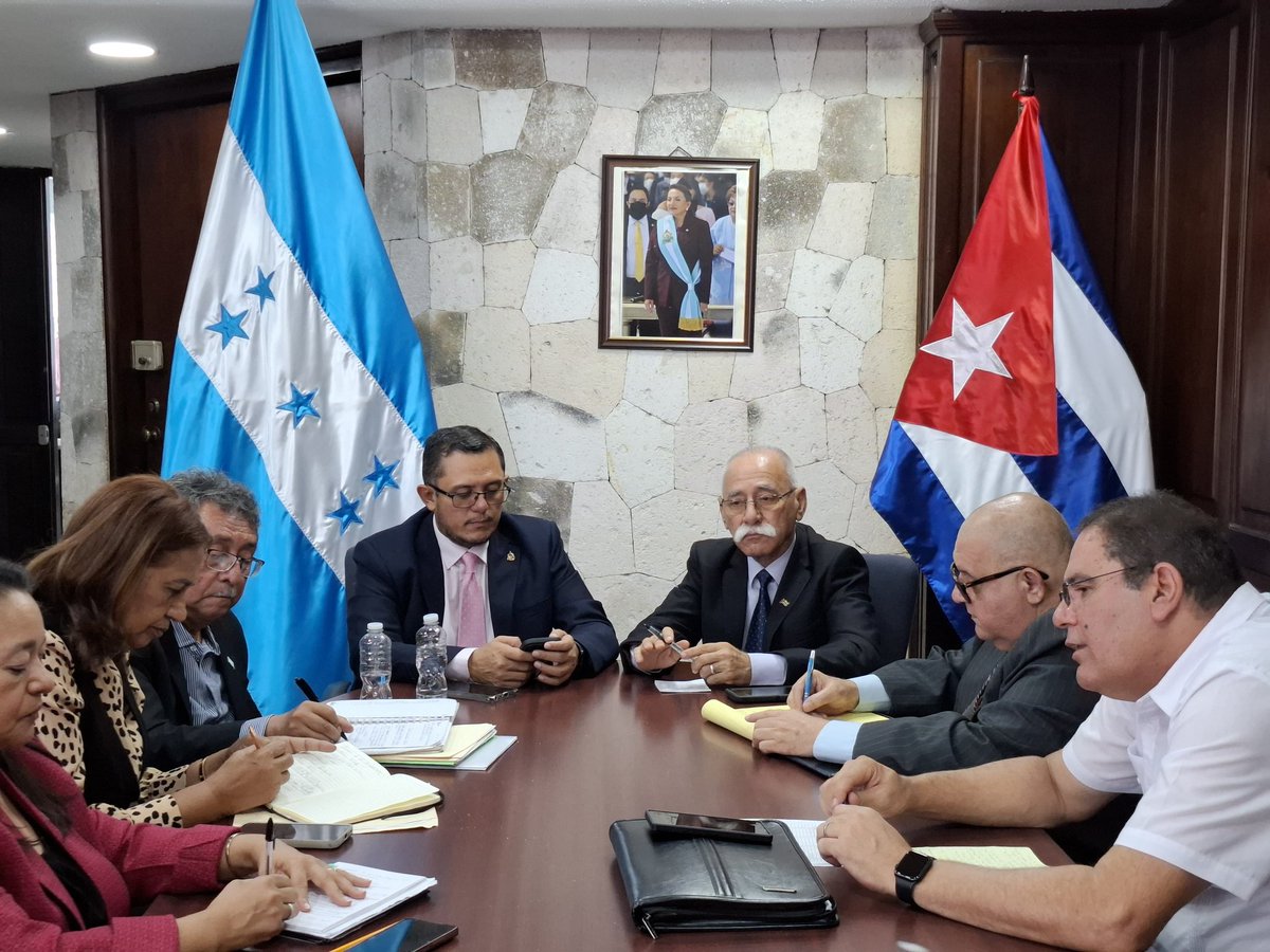 📌 Fructífero intercambio entre el Embajador cubano, Juan Loforte y el VP del <a href="/Congreso_HND/">Congreso Nacional de Honduras</a>, <a href="/edgardodiputado/">Edgardo Casaña</a> junto al Grupo Parlamentario de Amistad #Honduras 🇭🇳 - #Cuba 🇨🇺

✅ Se abordaron los proyectos de cooperación bilateral y se ratificó la solidaridad entre ambas naciones.