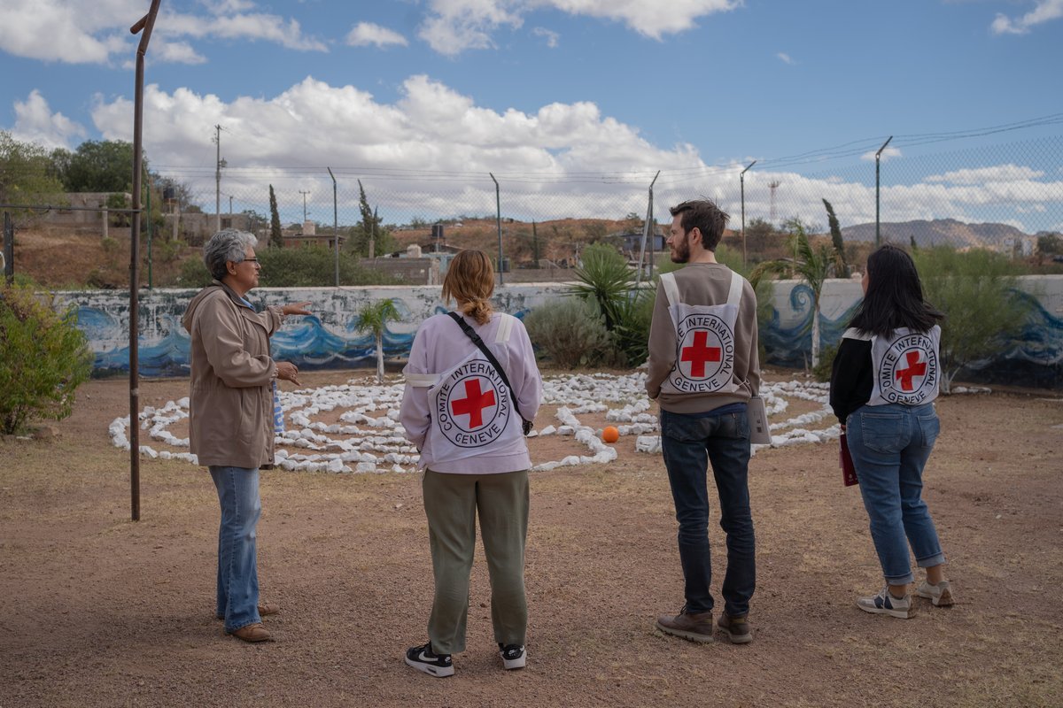 ▶️ Nos esforzamos para aliviar las consecuencias humanitarias de la violencia. Para ello, escuchamos a las personas afectadas con el fin de conocer sus necesidades, y trabajamos de la mano de las comunidades

🟢 Somos el Comité Internacional de la Cruz Roja.