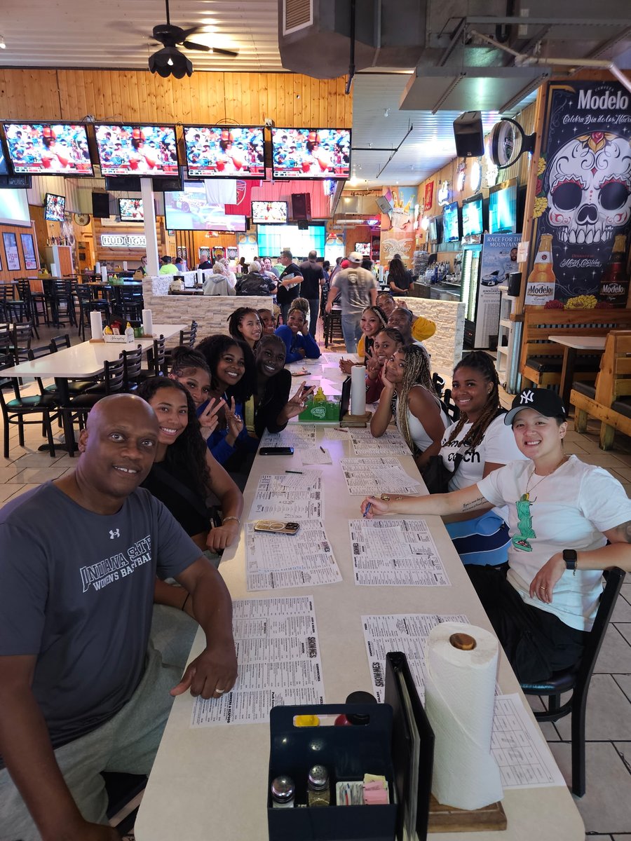 IndStWBB's tweet image. Team dinner with the squad in town 🌲
Excited to hit the court next week as we start summer workouts!
#MarchOn | #ASONE