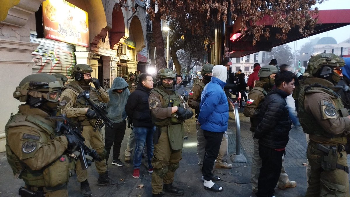 Mario Desbordes Jiménez (@desbordes) on Twitter photo 🔴 Operativo en General Mackenna.
<a href="/Carabdechile/">Carabineros de Chile</a> detuvo al presunto autor del doble homicidio en La Vega e incautó droga y munición, en un operativo apoyado por nuestra Dirección de Seguridad.
Además, se empadronó a quienes aún viven en el lugar y se notificó el desalojo. 🔴 Operativo en General Mackenna.
<a href="/Carabdechile/">Carabineros de Chile</a> detuvo al presunto autor del doble homicidio en La Vega e incautó droga y munición, en un operativo apoyado por nuestra Dirección de Seguridad.
Además, se empadronó a quienes aún viven en el lugar y se notificó el desalojo.
