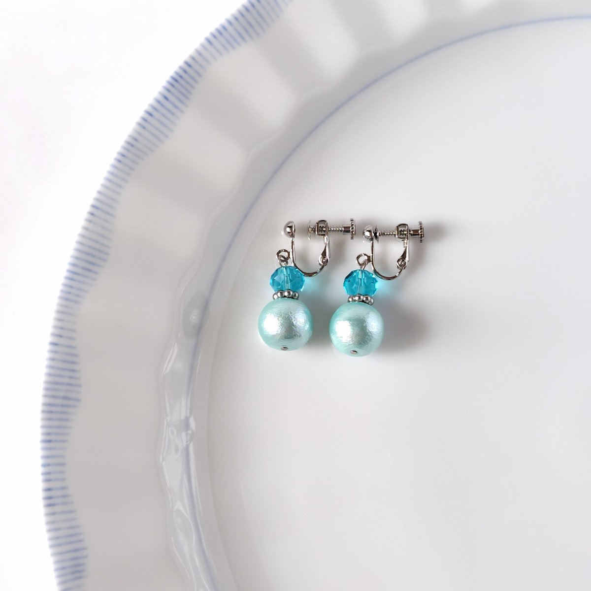 RabbitAccessory's tweet photo. おはようございます☀✨️

明るく晴れた空の下
軽やかに歩いていこう
優しい風がそっと
隣で吹くから

【ふんわりころん 晴れた空の色】
青空のようなブルーが、夏のおしゃれにぴったりです♪

https://t.co/g7gw3h8kaC

#ハンドメイドアクセサリー
#minne https://t.co/tkwzMEijuK
