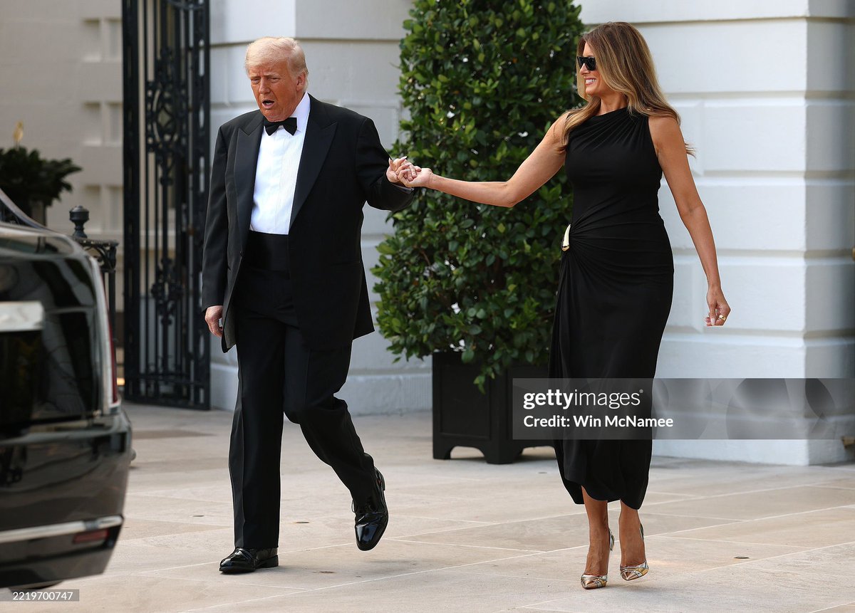 MELANIAJTRUMP's tweet photo. ❤️❤️❤️ https://t.co/Gg4Mehvb4T