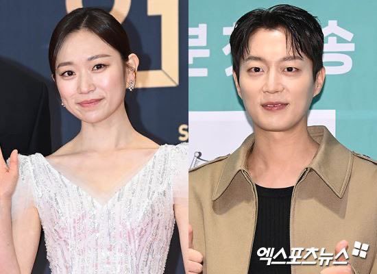 Kdramastars1's tweet photo. 📰| سيعود الممثلان #KimSeulGi و #YoonDooJoon أبطال الدراما القصيرة #SplashSplashLove ببطولة دراما جديدة بعنوان #CatCustodyWar/#CatWar!
تروي أحداث الدراما قصة زوجين كانا متزوجين لمدة خمس سنوات ولم ينجبا أطفال، يقومان بتبني قطة ويعاملونها كابنتهما. https://t.co/rWUn0DkLZX