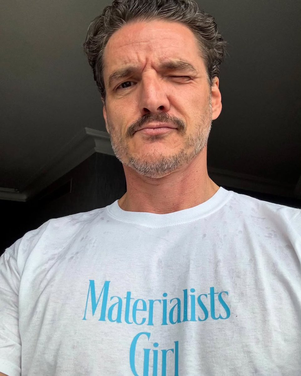 pascalypse's tweet photo. Boa noite com uma selfie do homem mais lindo do mundo postada pelo próprio! 😍

#PedroPascal https://t.co/SGjUdycqx2