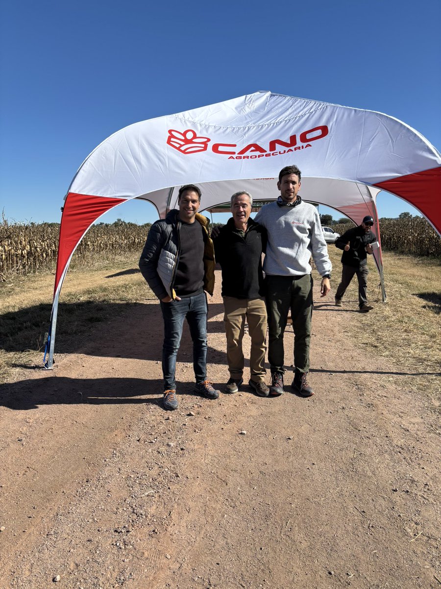 Gustavomaddonni's tweet image. Reunión de campo organizada por Agropecuaria Cano. Rico intercambio con técnicos del N de Córdoba. Planteos defensivos basados en bajas densidades cambios del arreglo espacial y genética. Gracias Tomás Campodonico y Sebastián Lattanzi por convocarme