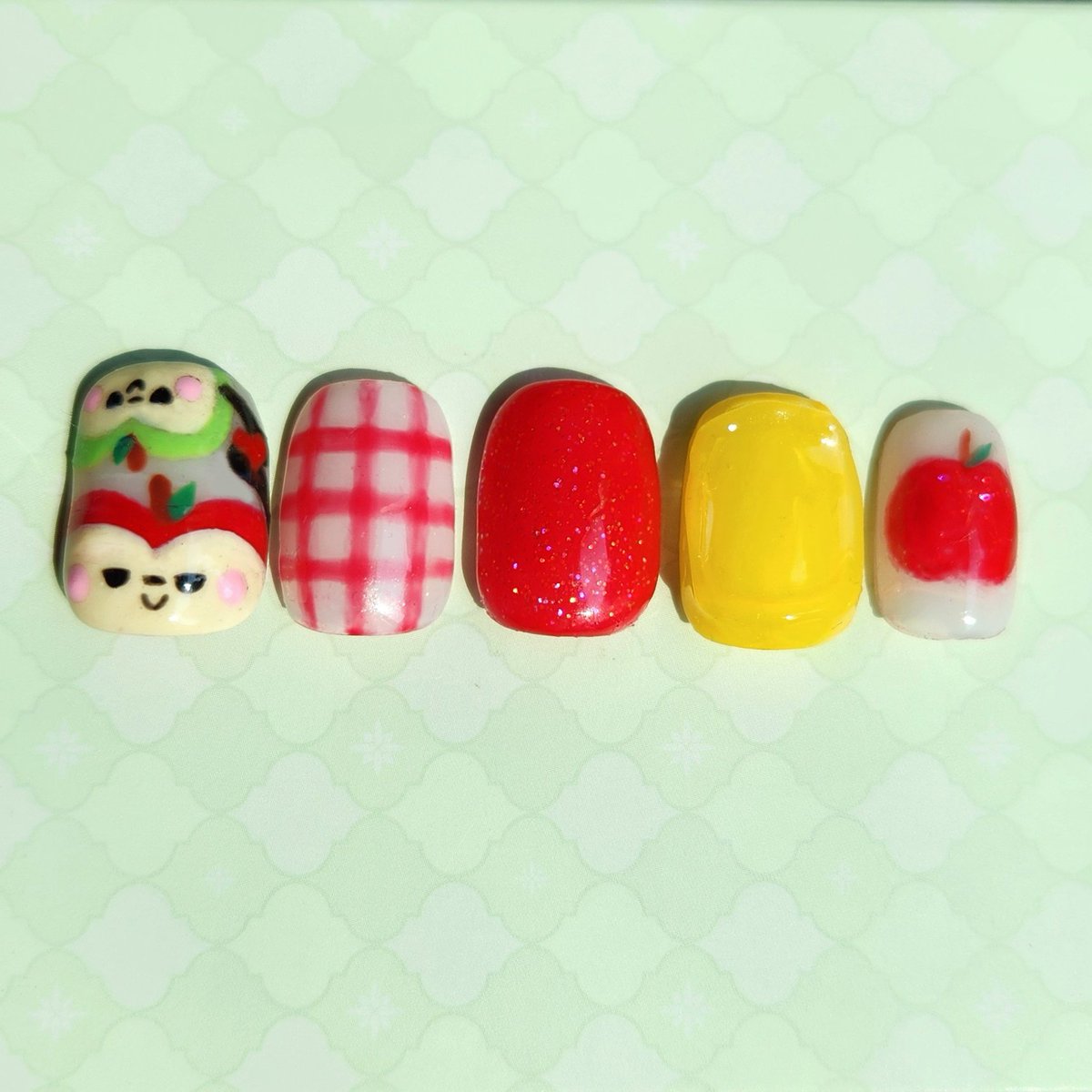hydrangees's tweet photo. nail designs for the birthday boy 🍎🍏
#LoveandDeepspace #CalebNoReturnNight https://t.co/jYs46sfB3Y