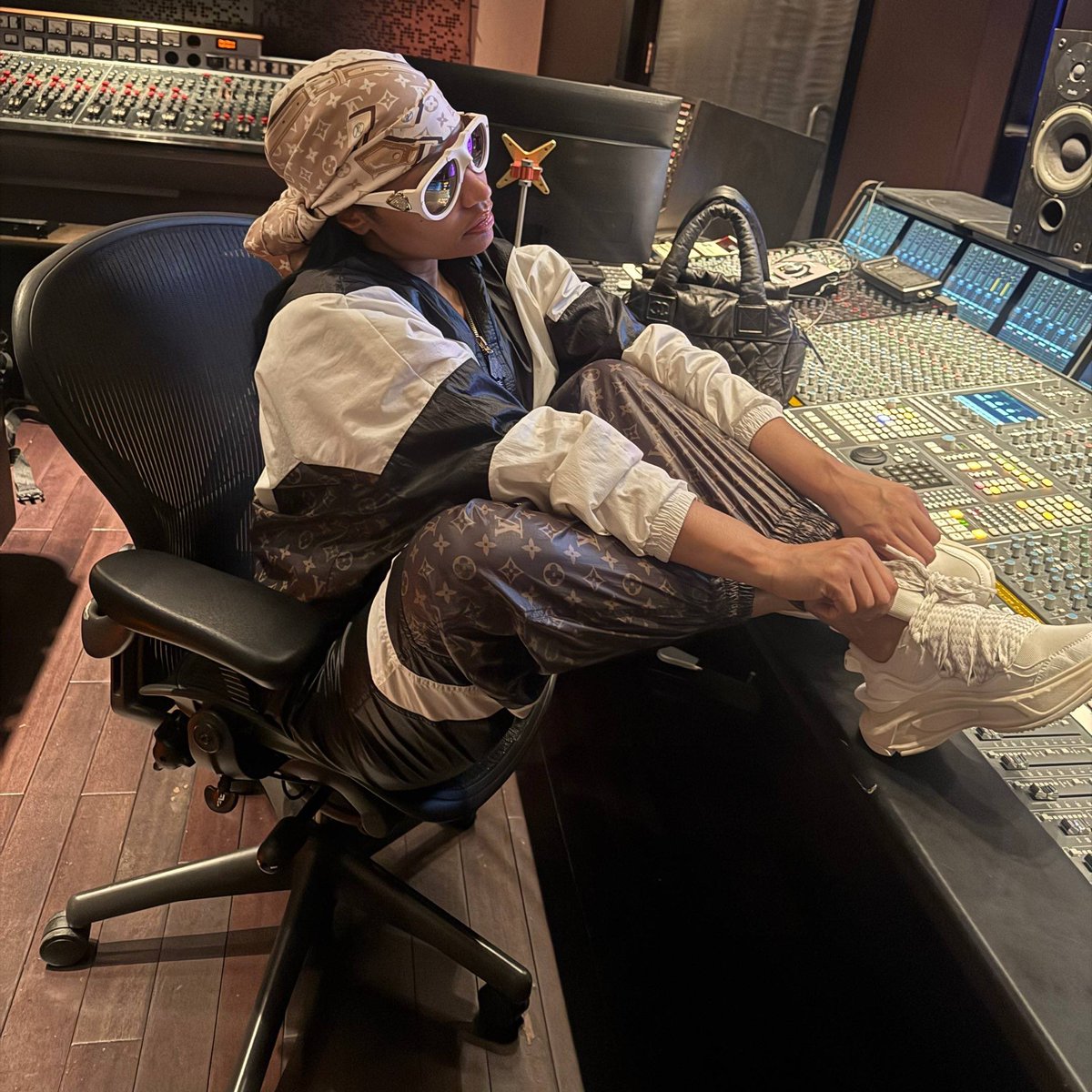 New photo of <a href="/NICKIMINAJ/">Nicki Minaj</a> in the recording studio (via TikTok). 🔥