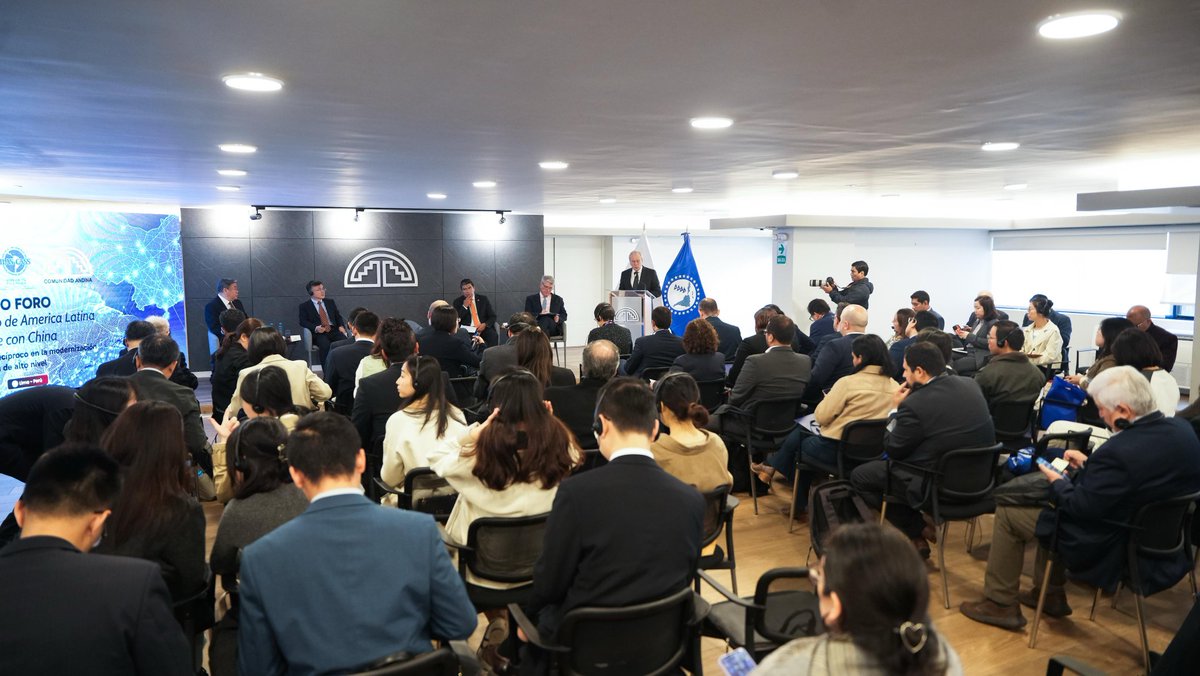 ComunidadAndina's tweet photo. 🌎🤝 la Secretaría General de la #ComunidadAndina (SGCAN), el Sistema Económico Latinoamericano y del Caribe (@SELAInforma) y el Instituto de Estudios Latinoamericanos (#ILAS) de la Academia China de Ciencias Sociales (#CASS) organizaron el II Foro de Desarrollo de América Latina y el Caribe con China en la sede de la SGCAN, en Lima (Perú).
El Secretario General de la CAN, Embajador Gonzalo Gutiérrez (@GutierrezReinel), señaló que América Latina y la Comunidad Andina tienen un gran potencial para estrechar las relaciones con China, a fin de construir un modelo de desarrollo basado en la complementariedad, el aprendizaje mutuo y la innovación, en áreas como comercio, inversión, infraestructura, tecnología y sostenibilidad.
El Secretario Permanente del SELA, Embajador Clarems Endara (@claremsendara), señalo que con el evento se busca profundizar las relaciones con China en un contexto de transición estructural.
👥 En la inauguración del evento también participaron el Embajador de China en Perú, Song Yang; el Vicepresidente de la CASS, Zhao Rui; y el Director General para Asuntos Económicos de la Cancillería peruana, Jorge Félix Rubio, quienes coincidieron en la importancia de fortalecer el vínculo ALC-China mediante más cooperación, innovación y diálogo frente a desafíos globales compartidos.