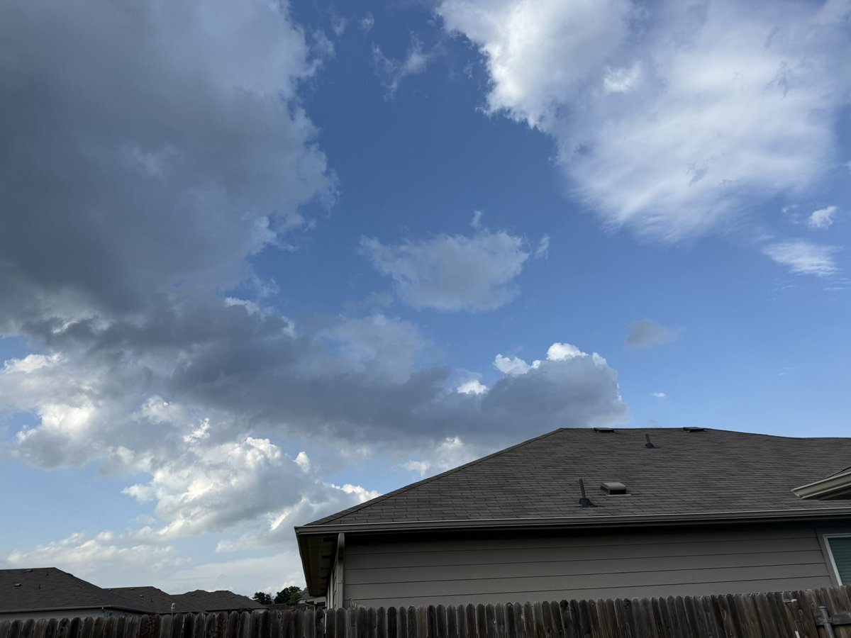 lopez_seba76118's tweet image. Clouds trying to form the west side of Hornsby bend