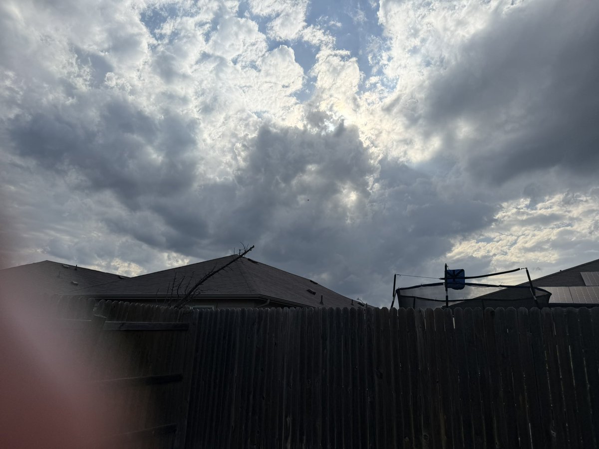 lopez_seba76118's tweet image. Clouds trying to form the west side of Hornsby bend