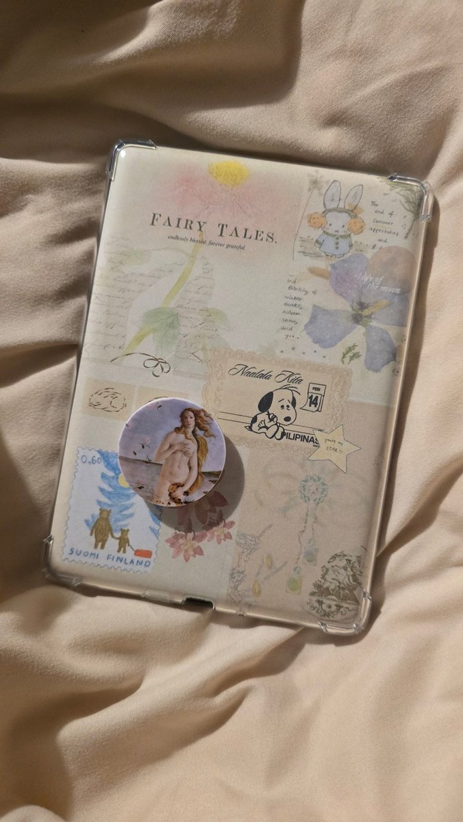 deqlown's tweet photo. La única razón por la cual le compré una funda al kindle 🥰 https://t.co/2D343i3or4