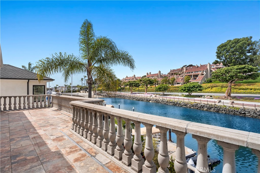 DreamHomesMag's tweet image. With approximately 146 feet of water frontage &amp;amp; a private dock, this property delivers an exceptional blend of luxury, space, &amp;amp; waterfront access. ⁣

Presented by: @CaseyLesher DRE #01795953 | Christie's International Real Estate

View: 842HarborIslandDr.DreamHM.com
#newportbeach