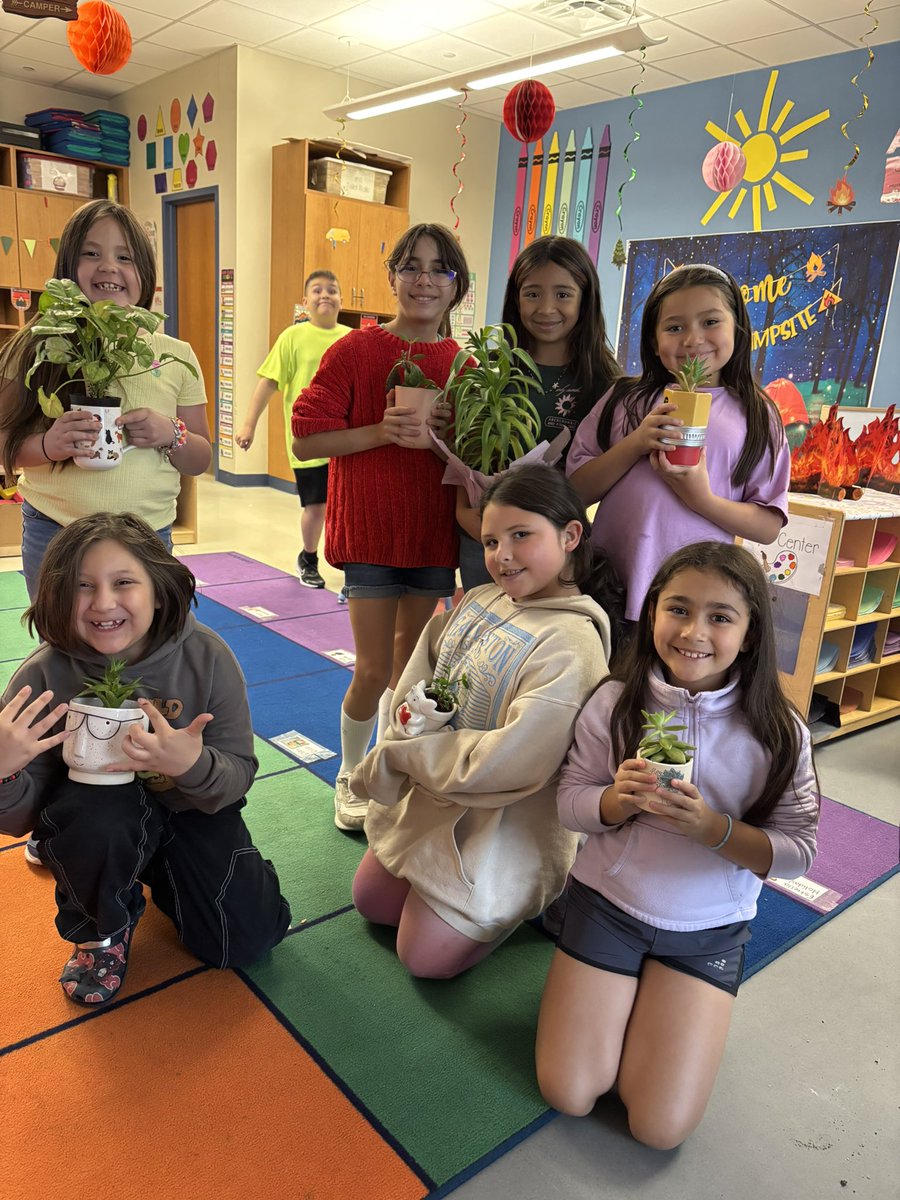 CastleberryElem's tweet image. Rain or shine, we grow on! 🌧️🌿 Gardening Club took it indoors today to learn all about indoor plants! #CastleberryISD #CEFamily #JJA